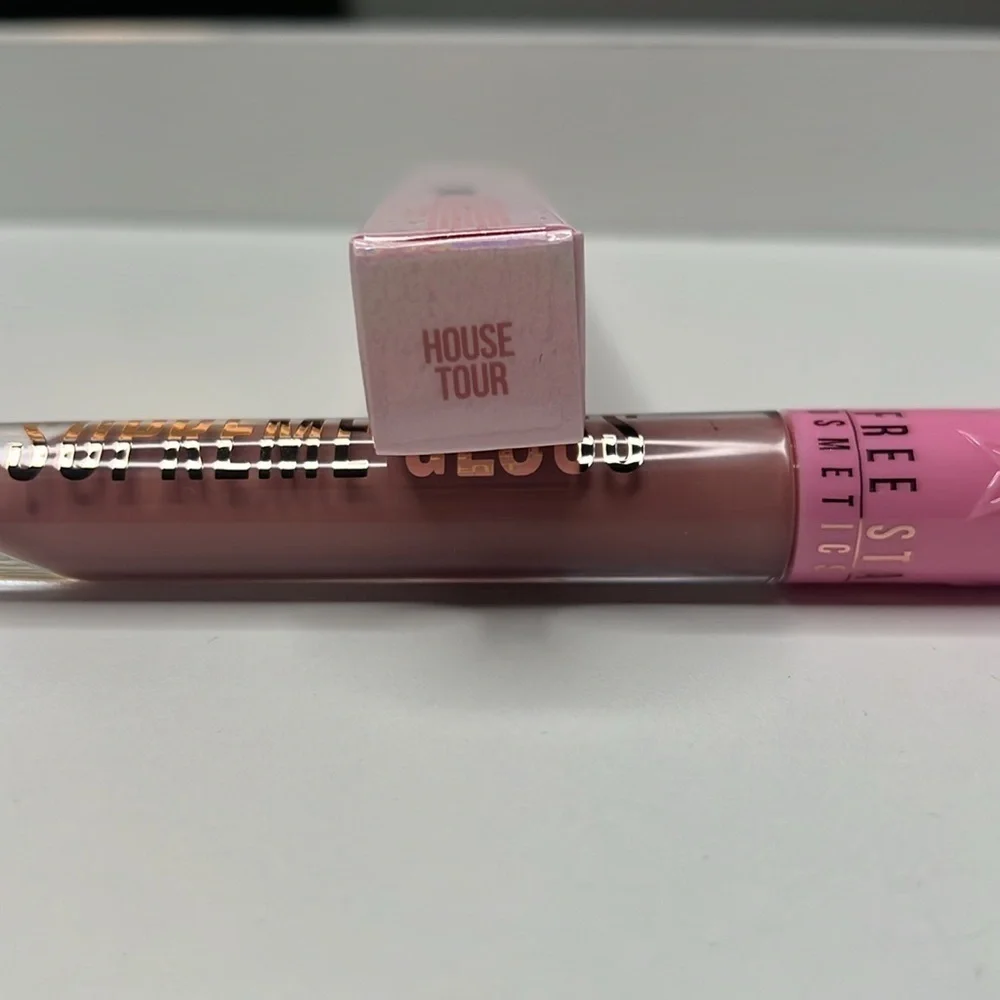 Jeffree Star Cosmetics Supreme Gloss in Shade House Tour (Soft Peach-Pink Nude)